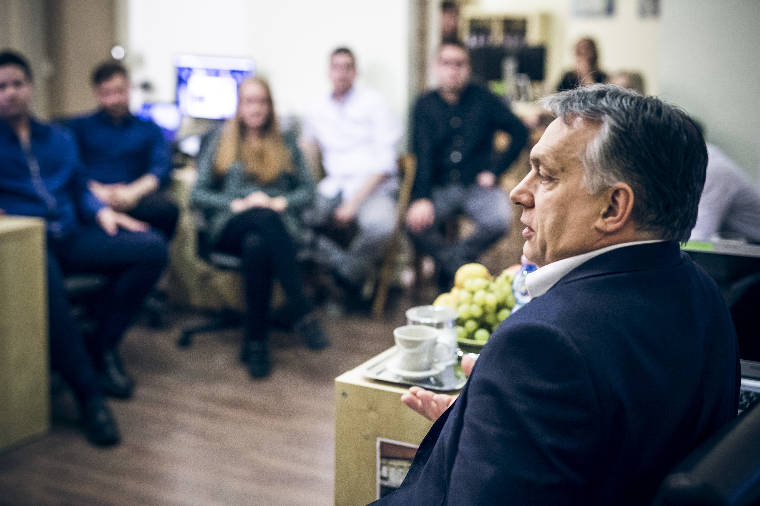 Orbán Viktor a 888.hu szerkesztőségében