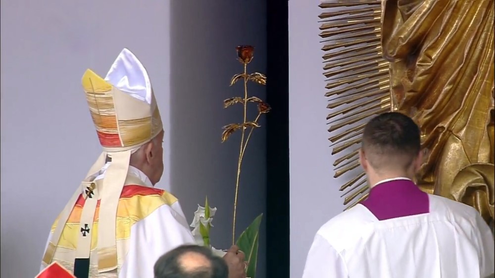 ezt-az-arany-rozsat-ajandekozta-ferenc-papa-a-csiksomlyoi-szuzanyanak/