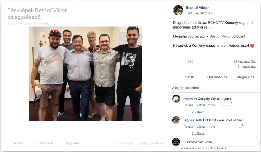 Megadja Gábor, a 888.hu főszerkesztő-helyettes “Best of Viktor” pólóban — Mészáros Lőrinc és az Echo TV stábja társaságában (Facebook/Best of Viktor, 2018. augusztus 7.)